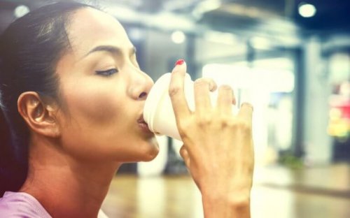 Dame som drikker kaffe før trening: gir mer effektiv trening.
