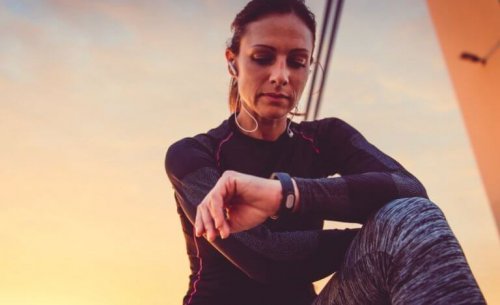 Kvinne sjekker sin løpende statistikk.