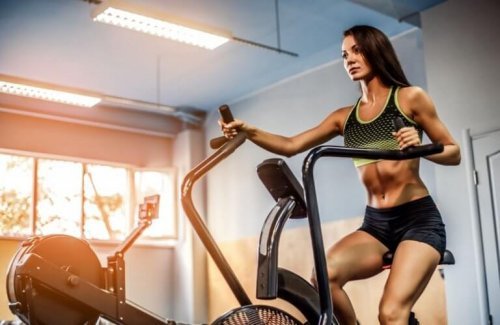 Kvinne som trener på elipsemaskin.
