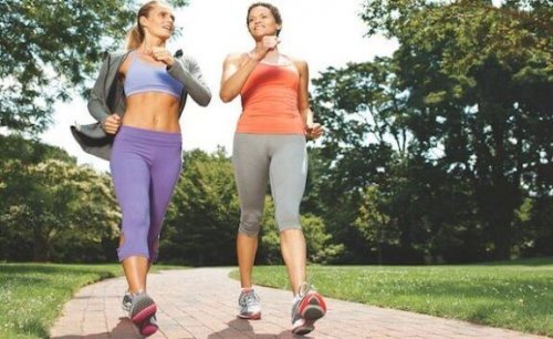 To damer er ute å går.