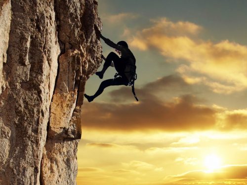 Klatring, som øvelse inne eller som aktivitet utendørs, vil hjelpe deg med å få en flat mage.