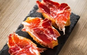 Fordeler med å spise serranoskinke til frokost