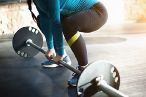 Å gjøre markløft.