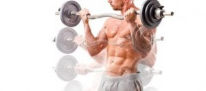 Mann viser bicepscurl med stang.