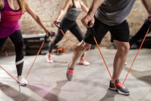 Skulderpress med elastisk bånd.