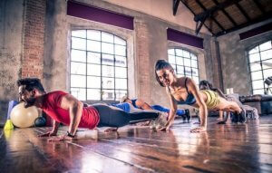 Brystøvelser du kan gjøre uten treningsutstyr