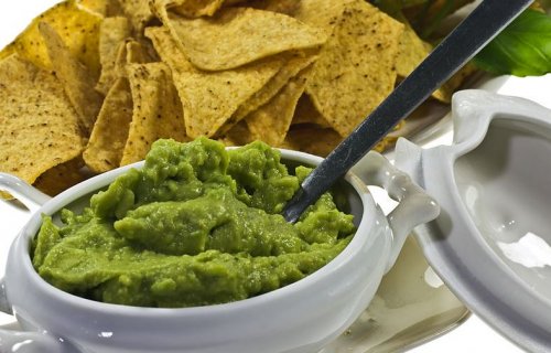 Guacamole er perfekt og typisk med chips.