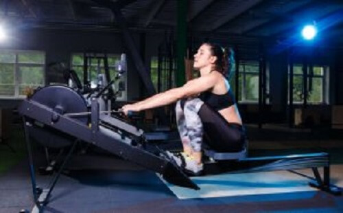 Jente som bruker romaskin.