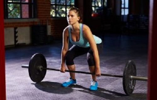 Jente tar markløft.