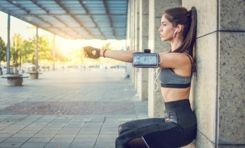 Kvinne som gjør isometriske knebøy.