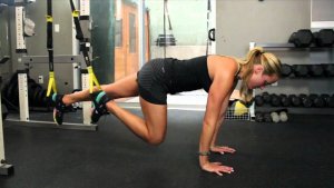 Mountain climbers treingsøvelse bruker TRX-bånd for å trene magen..
