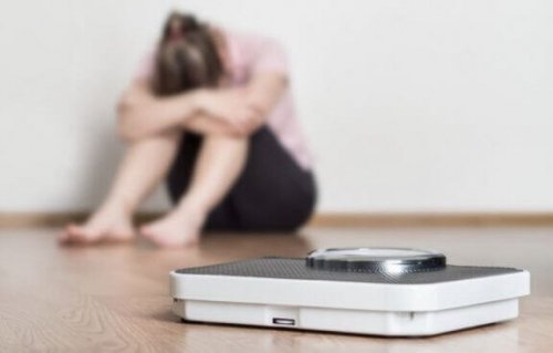 Kvinne er trist over vekten sin