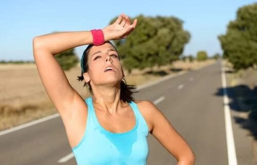 Dehydrert jente som trener.