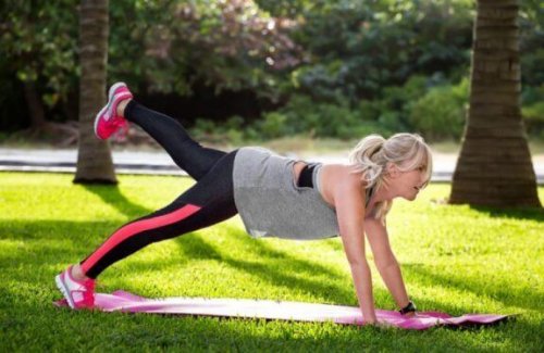 Kvinne trener i en park.