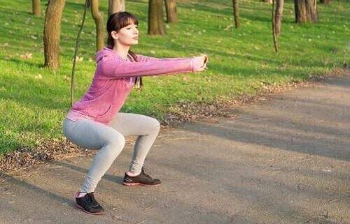 Jente som gjør knebøy.