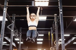 Kvinne trenger hanging leg raises.