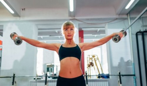 Kvinne som gjør skulderøvelser.