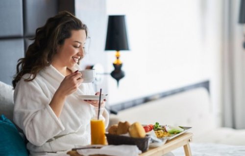 Kvinne som spiser frokost.