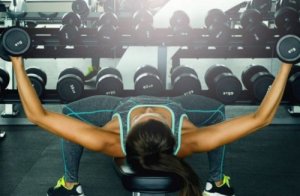 Fire treningsøvelser for å tone brystet