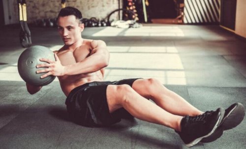 Mageøvelser med medisinball.