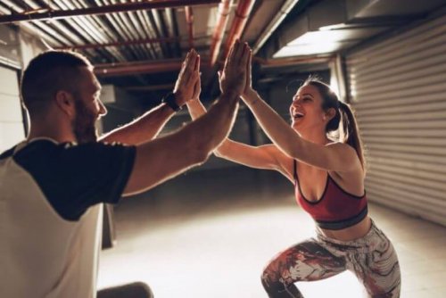 Mann og kvinne som trener.