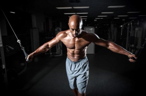 Krysstrekk er en effektiv øvelse for å trene brystet.