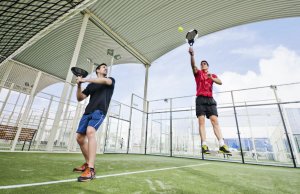 To menn utfører treningsformen padel.