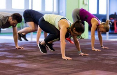 Burpees er utfordrende, men er gode øvelser for å forme kroppen.