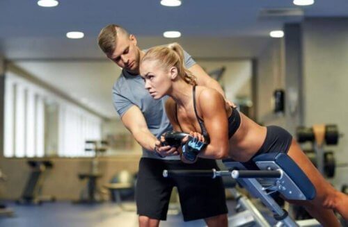 Tren magemusklene dine med pyramidetrening
