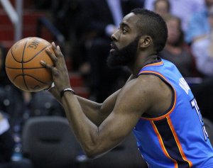 James Harden gjør seg klar til å score poeng.