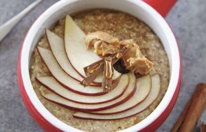 Hjemmelaget grøt med peanøttsmør og eple er superfood for trening.