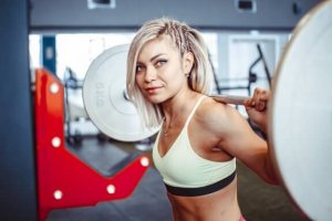 Knebøy med vektstang for å styrke den nedre delen av kroppen