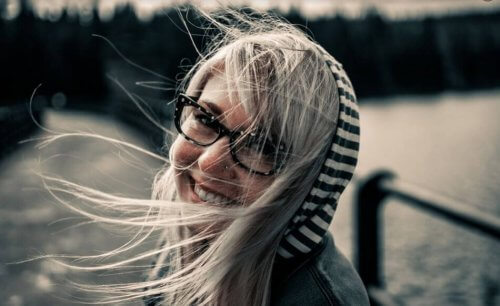 En smilende dame som likevel trenger øke energien.