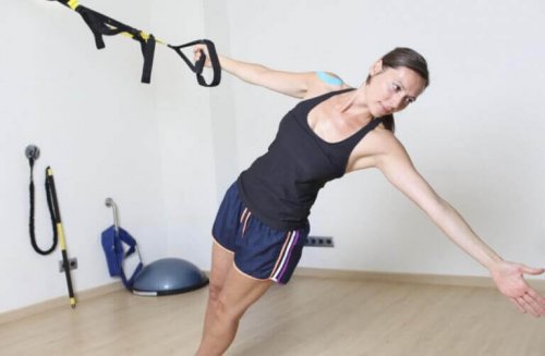 Kvinne som gjør TRX-øvelser.