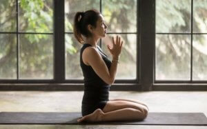 Seks yogastillinger for menstruasjonssmerter