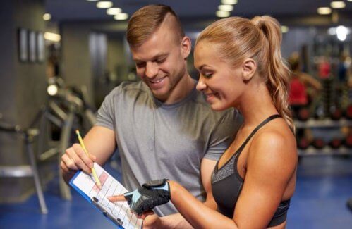 Mann og kvinne med treningsplan: Mestre tankene dine