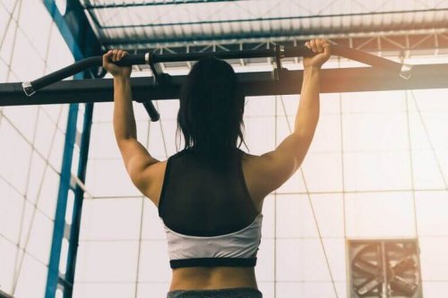 Kvinne gjør pull-ups