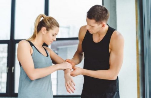 kvinne med senebetennelse får veiledning