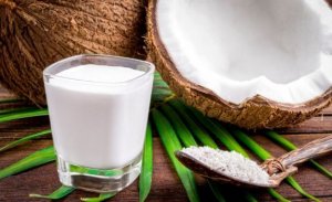 Kokosnøtt og et glass kokosnøttsmelk