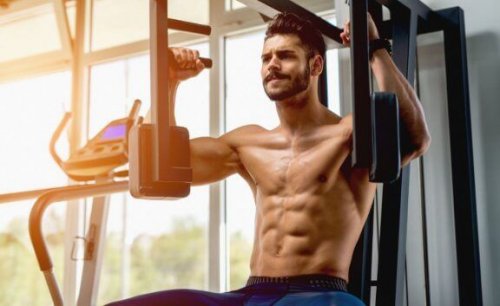 mann trener brystøvelser for å øke treningsfrekvensen
