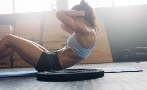 sit-ups på treningssenteret