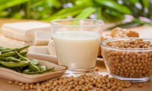 Bildet av linser, bønner og et glas med soya melk