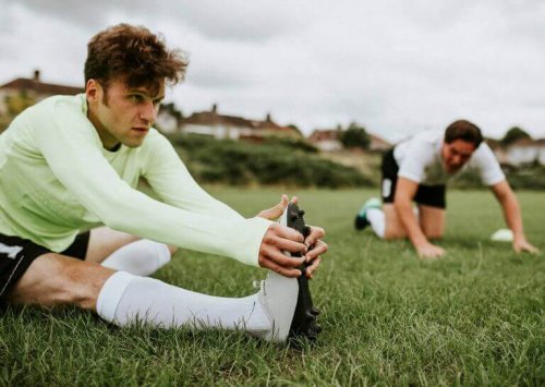 Fotballspillere tøyer ut