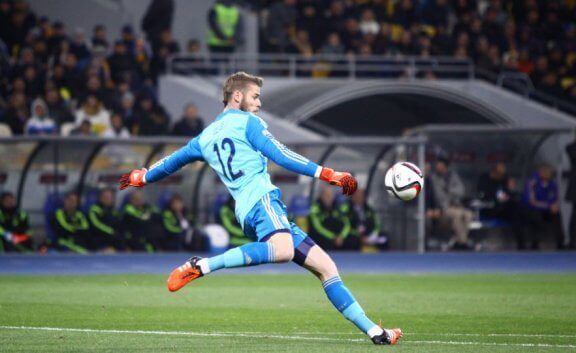 David de Gea i aksjon i det han sparker ut ballen fra mål.