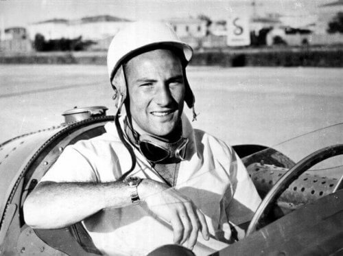Stirling Moss i bilen sin ved et løp.