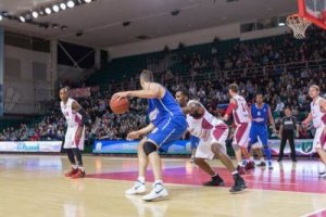 Hva er et 1-3-1 forsvar i basketball?