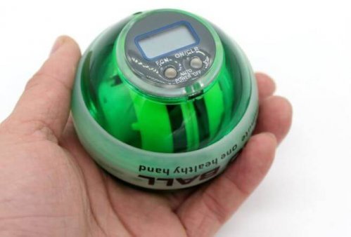 En som er klar til å trene med en powerball.