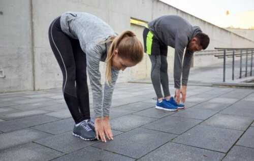 Strekke ut etter økt med hardtrening.