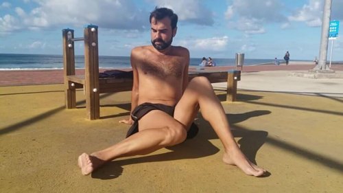 Mann tøyer ut hoftene