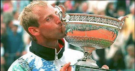 Thomas Muster kysser en pokal etter nok en seier på grusbane.